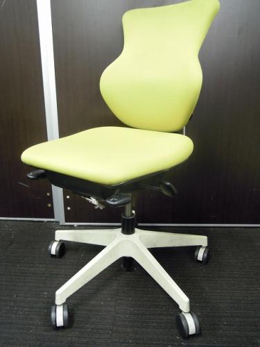 【5250円☆1脚限定】イトーキ製　cassico カシコチェア ライムグリーン　■肘無しオフィスチェア　事務用回転イス　【OAチェア】
                                    中古
            
