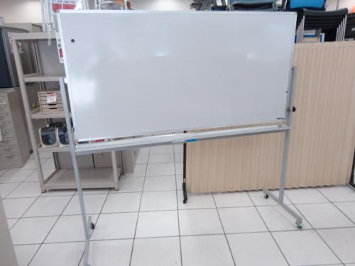 イトーキ製　ホワイトボード　自立式 両面無地　W1800タイプ
                                    中古
            