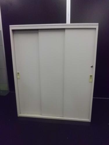 【1台入荷！】コクヨ製　3枚引違い書庫　天板付き　
                                    中古
            