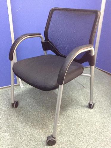 オカムラ製(okamura)　エアリ　キャスター付ミーティングチェア　　ブラックメッシュ【滋賀、京都、大阪など関西エリアお任せください！】【会議チェア】
                                    中古
            