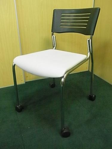 ■メーカー不明　■スタッキングチェア　ブラック×ホワイト【会議チェア】
                                    中古
            