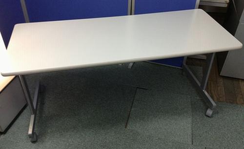 【事務用品】|サイドスタックテーブル|1560サイズ|幕板無しタイプ|天板少々削れありのため、特別価格!!
                                    中古
            