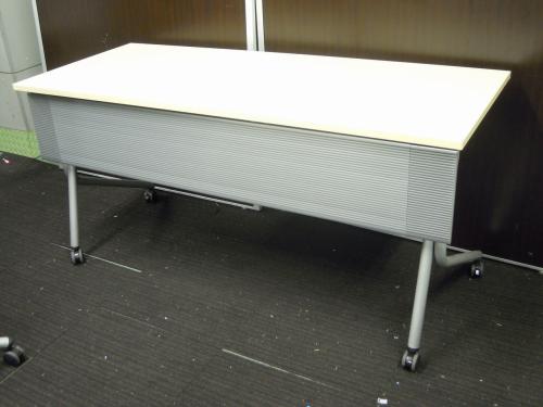 【２台入荷！】オカムラ製　サイドスタックテーブル　折り畳みテーブル　幕板付き　幅1500mmタイプ　天板ナチュラル
                                    中古
            