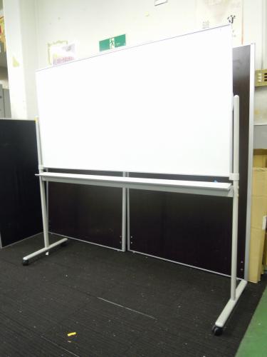 【１台入荷！】オカムラ製　脚付き両面ホワイトボード　キャスター付き　盤面サイズ　幅1800ｍｍ　高さ900ｍｍ
                                    中古
            