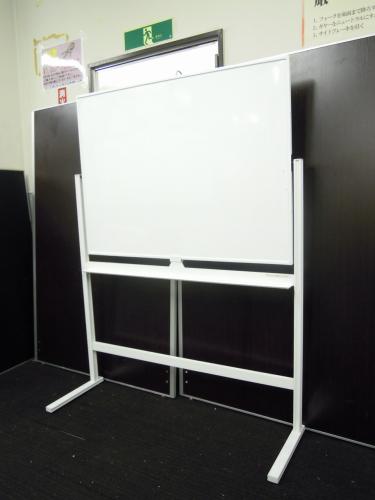 【１台入荷！】脚付き片面ホワイトボード　壁掛けホワイトボード　■盤面サイズ幅1200mm 高さ900mm 
                                    中古
            