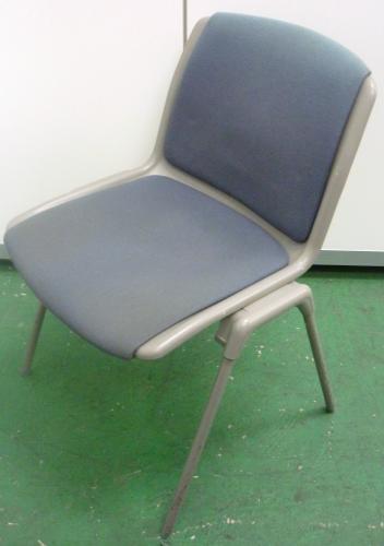 　スタッキングチェア　イトーキ(ITOKI)　　KKR-130AE-W4B1<br>定番布製スタッキング　８脚入荷しました!!【会議チェア】
                                    中古
            