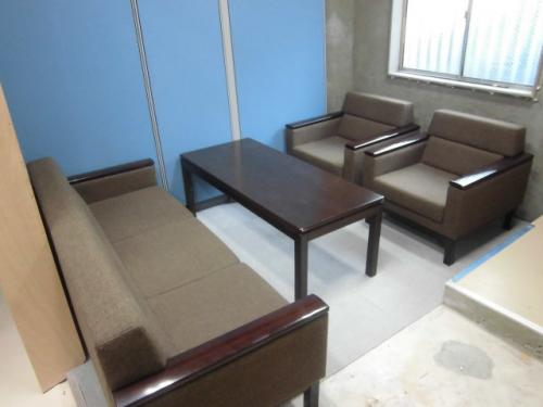 オカムラ製　Okamura　｜　応接セット一式　｜　三人用ソファ　一人用ソファ×2　センターテーブル　｜　ブラウン　｜　多少の傷あり　｜　数量1セット　｜
                                    中古
            