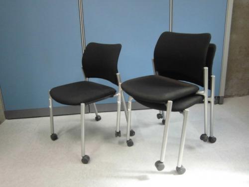 オカムラ　Okamura　｜　スタッキングチェア3脚セット　｜　キャスター付　｜　ブラック　｜　数量1セット　｜　【会議チェア】
                                    中古
            