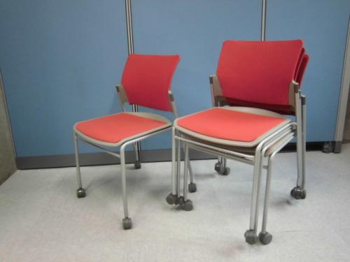 オカムラ　Okamura　｜　スタッキングチェア4脚セット　｜　キャスター付　｜　レッド　｜　数量1セット　｜【会議チェア】
                                    中古
            