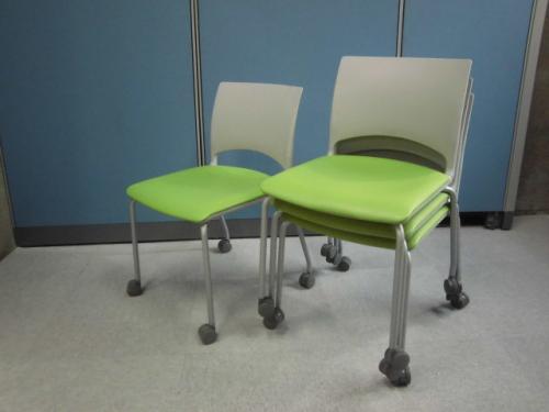 【鮮やかなカラー配色(ホワイト/グリーン)】キャスター付スタッキングチェア４脚セット　【セット商品】【会議チェア】
                                    中古
            