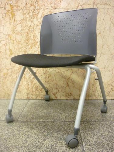 　スタッキングチェア　アイコ(AICO)　キャスター付【会議チェア】
                                    中古
            