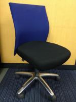 【事務椅子】エクサージュチェア<br>【ローバック肘無】【色：ブルー/ブラック】【残り2台】【廉価】【OAチェア】