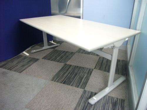 オカムラ製■サイドスタックテーブル■天板折りたたみ可能な収納に便利なテーブル■珍しい幅1800mm奥行き900mm
                                    中古
            