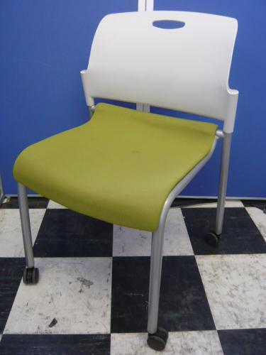 【￥３，１５０】　キャスター付　おしゃれミーティングチェア　グリーン×ホワイト３脚入荷【会議チェア】
                                    中古
            