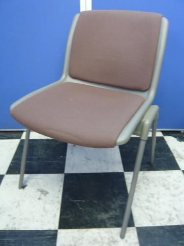 【おつとめ品】【￥２，１００】　スタッキングチェア　ブラウン　６脚入荷【会議チェア】
                                    中古
            