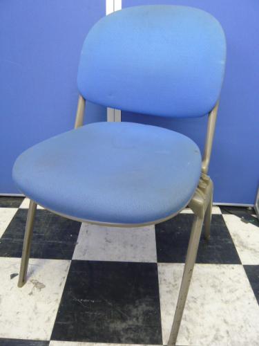 【おつとめ品】【￥２，１００】オカムラ製　スタッキングチェア　ブルー　３脚入荷【会議チェア】
                                    中古
            