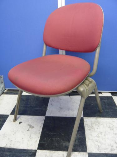 【おつとめ品】【￥２，１００】　オカムラ製　スタッキングチェア　レッド　※４脚揃い【会議チェア】
                                    中古
            
