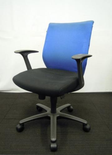 【リクライニングロック不良のため処分特価！】　オカムラ製　CX SPLARGE スプレージチェア　ブラック×ブルー■肘付オフィスチェア 【中古事務用回転イス】【ロット】【OAチェア】
                        
                                    中古
            