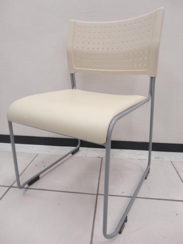 アイリスオオヤマ製　スタッキングチェア　ホワイト【会議チェア】
                                    中古
            