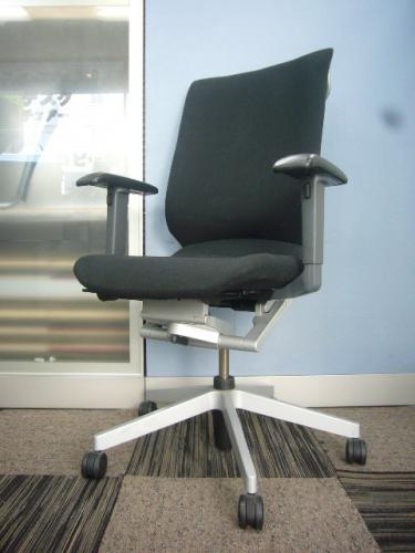 【高級チェア】KOKUYO　AGATA/A　アガタAチェア　〜iFデザイン賞＆グッドデザイン賞受賞〜「座る」を極めた多機能チェア【OAチェア】
                                    中古
            