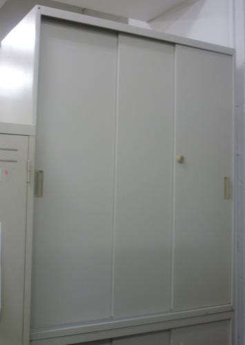 3枚引き違い書庫　オカムラ(okamura) 4243ZL Z13<br>3枚引き違い書庫　入荷の少ない商品です!!
                                    中古
            