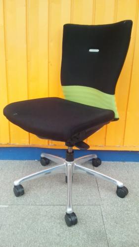 【訳ありです。オカムラ製】 フィーゴチェア シームレスタイプ　ミドルバック【okamura feego】【OAチェア】
                                    中古
            