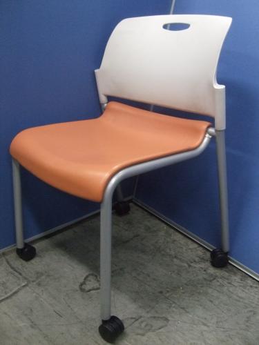 【ロット入荷】内田洋行製のスタッキングチェア【ウレタンレザー張りオレンジ色】【キャスター付】【会議チェア】
                                    中古
            