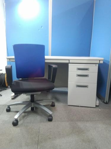 【３点セット商品シリーズ】　コクヨ製　Ｗ1400mm平机+3段ワゴン+インフィニアチェア■　状態良好　【セット商品】
                                    中古
            