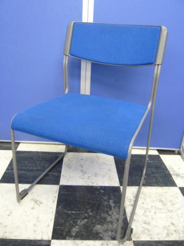 大量入荷！【￥３，１５０】■スタッキングチェアが大量入荷■綺麗なブルーです。【会議チェア】
                                    中古
            