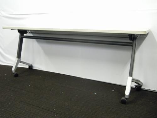 【10台入荷！ロット商品　状態良好！】コクヨ製　サイドスタックテーブル　幅1800 奥行き450mm 【中古事務機器】
                                    中古
            
