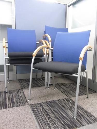 【状態良好】会議用チェア　スタックタイプで上に重ねられます！オーストリア　wiesner hager signチェア【会議チェア】
                                    中古
            