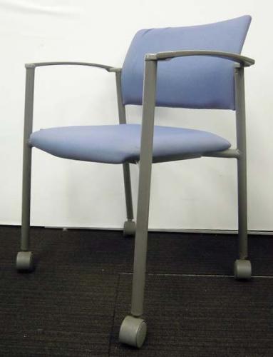 【4脚入荷！】コクヨ製　肘付きスタッキングチェア　キャスター付き　ブルー【中古事務用イス】【会議チェア】
                                    中古
            