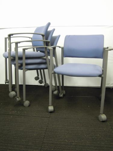 【セット商品☆単体で買うより１２６０円オトク！】コクヨ製　肘付きスタッキングチェア　キャスター付き　ブルー【中古事務用イス】【会議チェア】
                                    中古
            