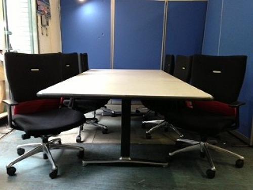 【7点セット商品シリーズ】　　Ｗ2400ｍｍミーティングテーブル＋肘付フィーゴチェア×６脚■　■　状態良好　【セット商品】
                                    中古
            