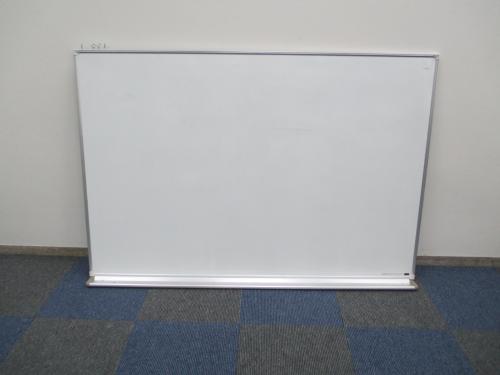 【壁掛けホワイトボード】　内田洋行製　
                                    中古
            