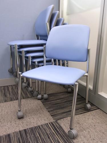 【6脚セット】【状態良好】ミーティングチェア　〜キャスター付き＆スタックタイプで収納面でも便利なチェア〜【セット商品】【会議チェア】
                                    中古
            