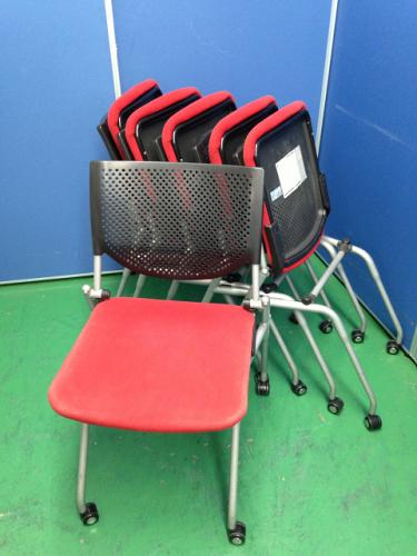 【おつとめ品】【会議用チェア】【ネスティング】オカムラ製　プロスタックシリーズ【型番：8140ZZ-FSN1】◆座の跳ね上げによる整理で迅速なセッティングを実現W1800のミーティングテーブルにオススメ！【会議チェア】
                                    中古
            