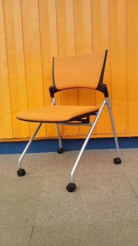 【イトーキ製】マノス　ネスティングチェア　オレンジ　キャスター付き【会議チェア】
                                    中古
            