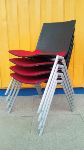 【4脚セット　ウチダ製】スタッキングチェア　ブラック×レッド【会議チェア】
                                    中古
            