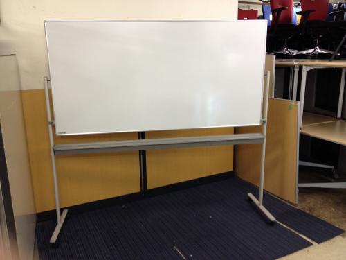 【ホワイトボード】キャスター付きホワイトボード<br>【オカムラ製】【キャスター付き】【状態良好】【り】【残り１台】
                                    中古
            