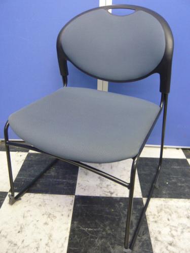 大量入荷！【￥３,１５０】■イトーキ製　スタッキングチェア■揃いでのご提案が可能です。【会議チェア】
                                    中古
            