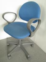 オフィスチェア　肘付　ブルー　事務椅子【OAチェア】