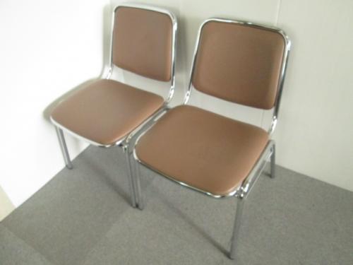 コクヨ（ＫＯＫＵＹＯ）　スタッキングチェア【2脚セット】ブラウン　オフィスチェア　事務椅子【セット商品】【会議チェア】
                        
                                    中古
            
