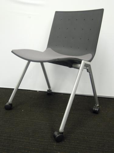 【2脚入荷！状態良好】内田洋行製　スタッキングチェア　キャスター付き　【中古オフィスチェア　ミーティングチェア】【会議チェア】
                                    中古
            