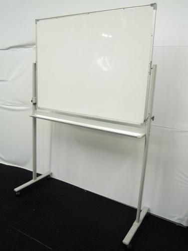 【１台入荷！】脚付両面ホワイトボード　盤面サイズ幅1200mm 高さ900mm ※若干キャスターの動き悪いです
                                    中古
            