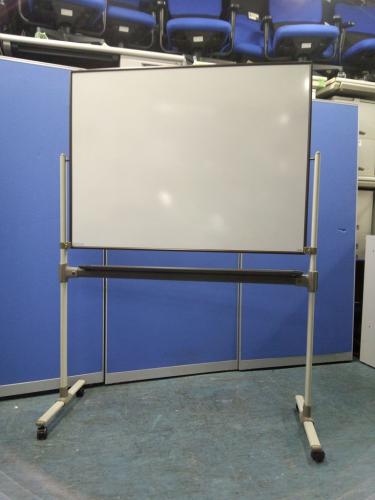 自立式両面ホワイトボード■キャスター脚付き■【状態良好】
                                    中古
            