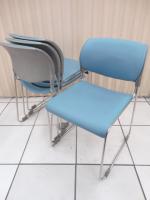 【中古椅子】 オカムラ スタッキングチェア4脚セット ビニール地なので汚れにも強い！【セット商品】 【会議チェア】