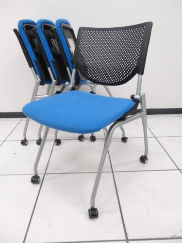 オカムラ製　ネスティングチェア　プロスタックシリーズ　4脚セット　【会議チェア】
                                    中古
            