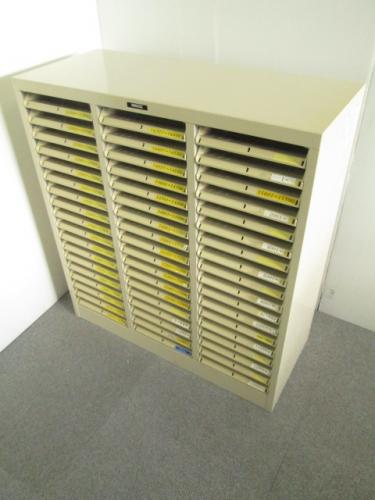 スチール引き出し　3列18段　書庫　シール跡有り
                                    中古
            