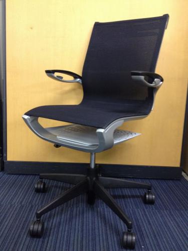 *状態良好*【事務椅子】アクティナチェア<br>【ACTINA】【座面下にトレーが付いています】【座の高さ調整可能】【メッシュチェア】【会議チェア】
                                    中古
            